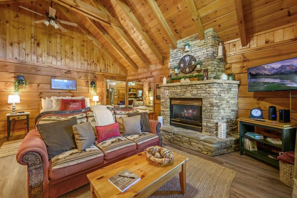 Do Not Disturb - Pigeon Forge Smoky Mountain Studio Cabin, Hot Tub, Fireplace Dış mekan fotoğraf