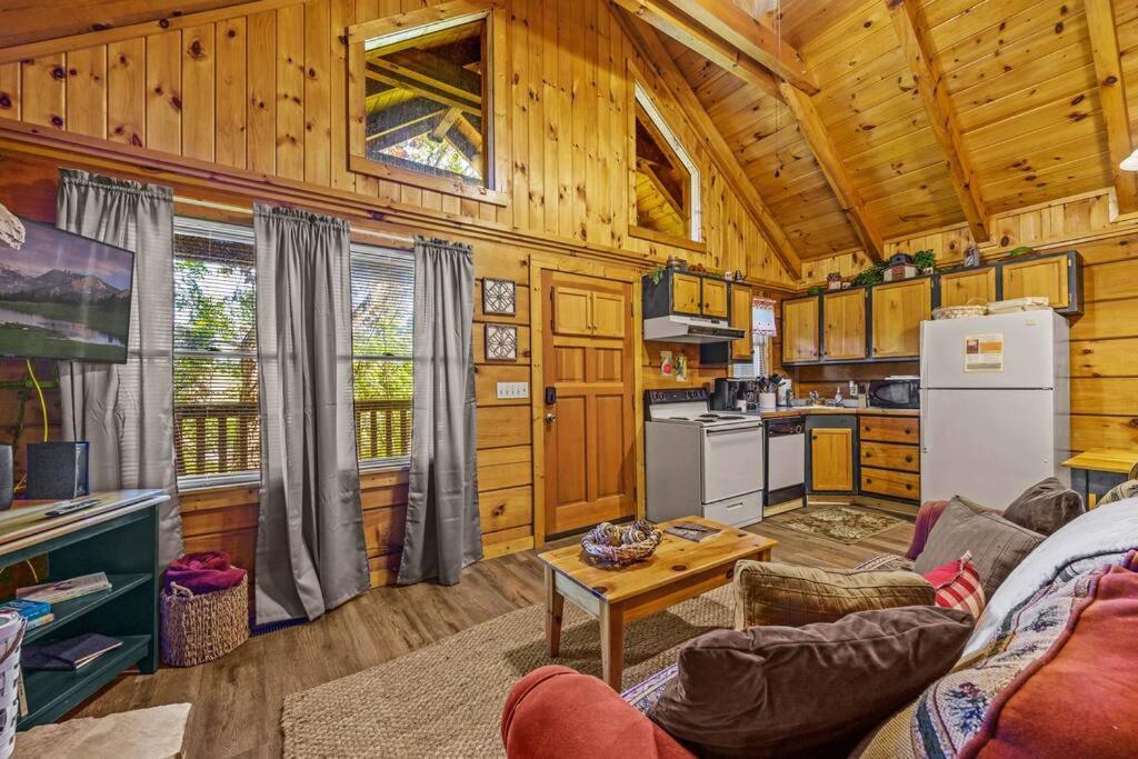 Do Not Disturb - Pigeon Forge Smoky Mountain Studio Cabin, Hot Tub, Fireplace Dış mekan fotoğraf