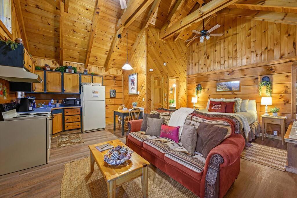 Do Not Disturb - Pigeon Forge Smoky Mountain Studio Cabin, Hot Tub, Fireplace Dış mekan fotoğraf