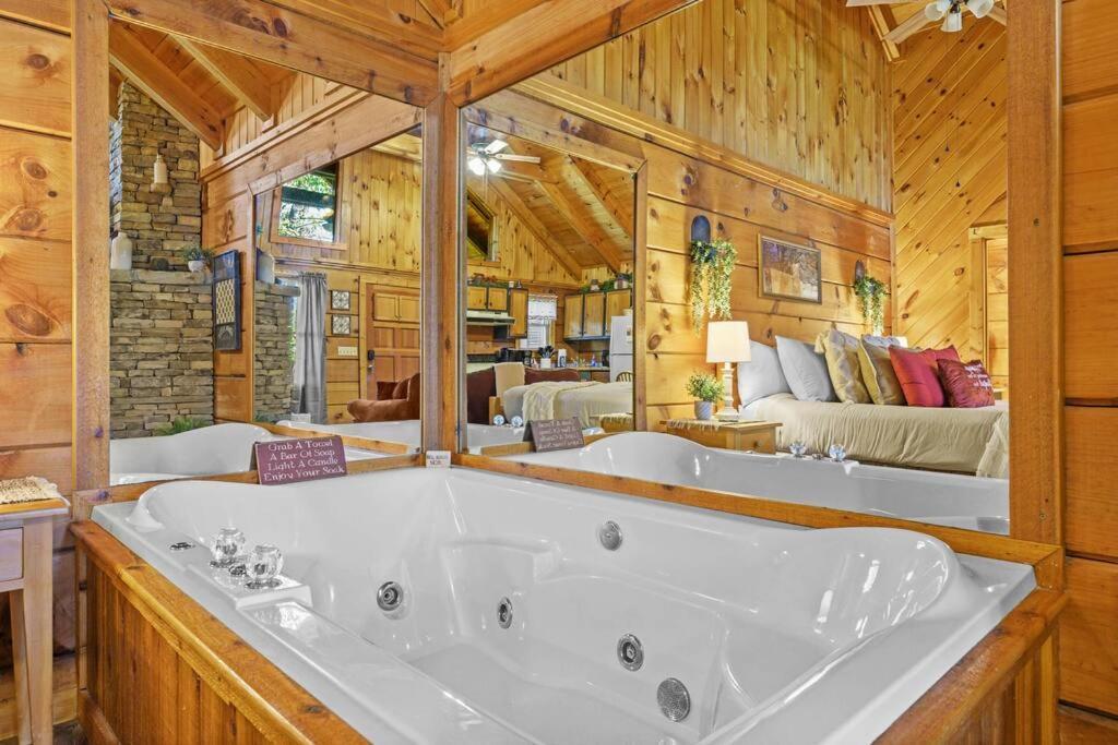 Do Not Disturb - Pigeon Forge Smoky Mountain Studio Cabin, Hot Tub, Fireplace Dış mekan fotoğraf