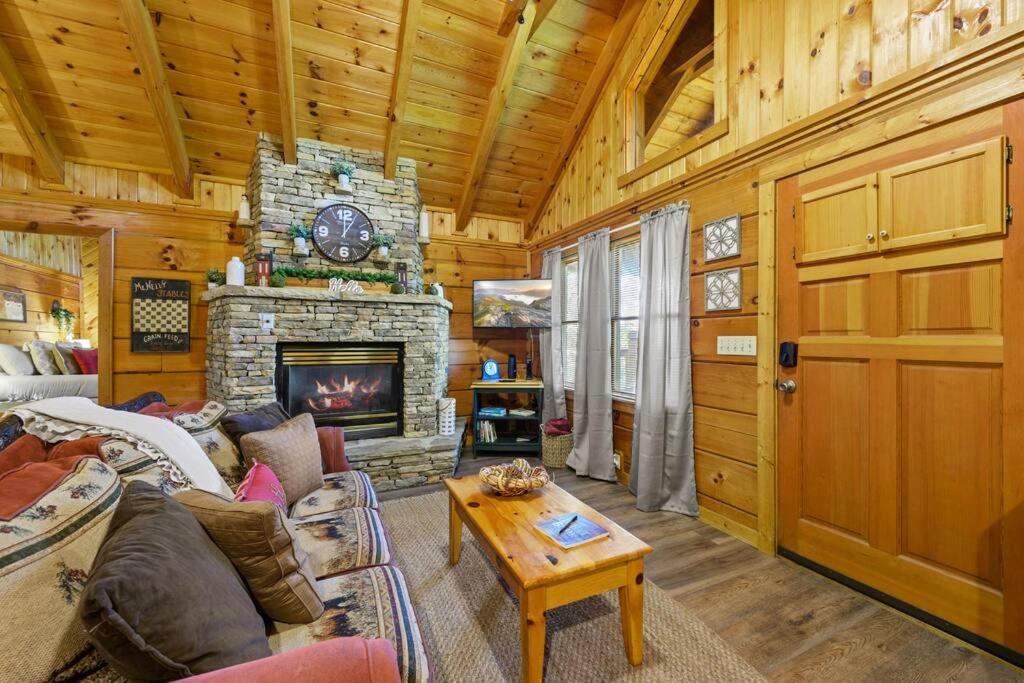 Do Not Disturb - Pigeon Forge Smoky Mountain Studio Cabin, Hot Tub, Fireplace Dış mekan fotoğraf