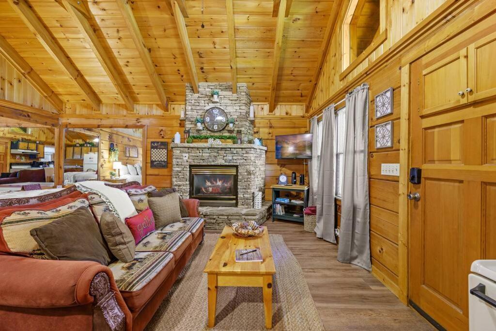 Do Not Disturb - Pigeon Forge Smoky Mountain Studio Cabin, Hot Tub, Fireplace Dış mekan fotoğraf