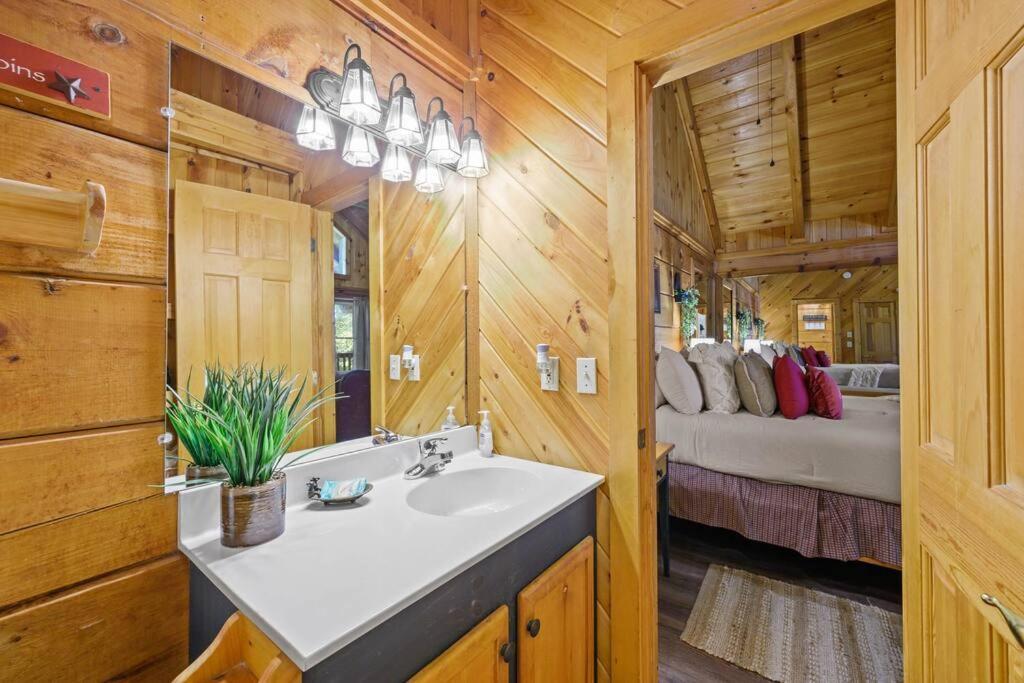 Do Not Disturb - Pigeon Forge Smoky Mountain Studio Cabin, Hot Tub, Fireplace Dış mekan fotoğraf